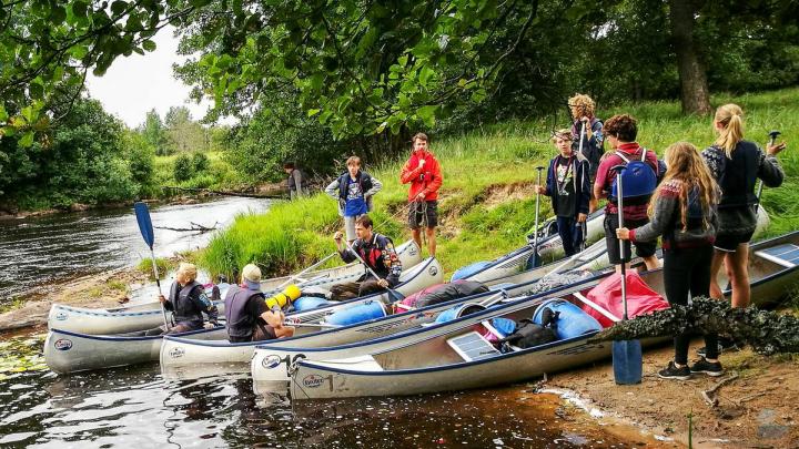 Troppen på kanotur i Sverige