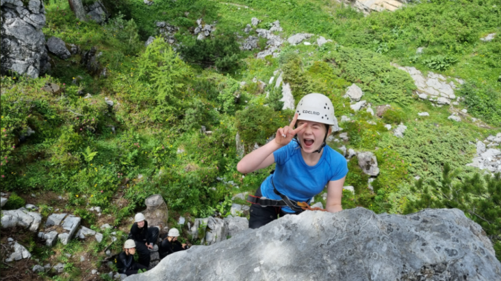 Troppen klatrer i Kandersteg, Schweiz